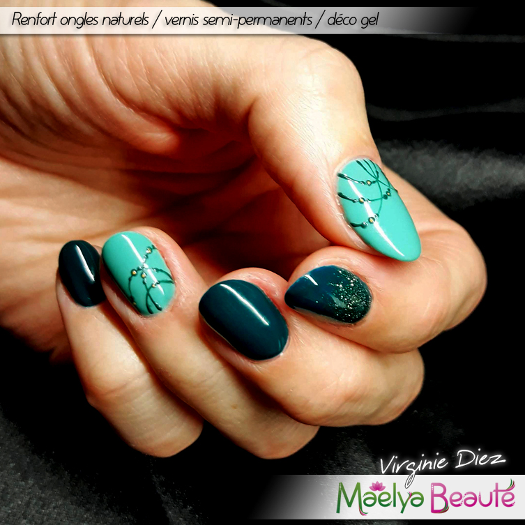 Nail art bleu-vert et bijou